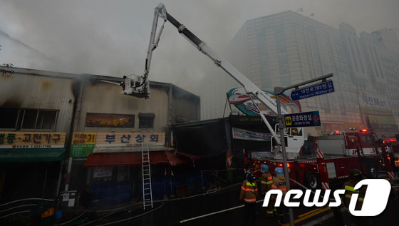 대전 중앙시장 화재...치솟는 연기