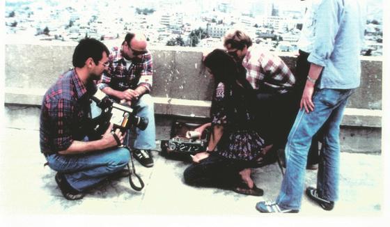 본문 이미지 - 광주의 참상을 영상으로 남기기 위해 장비를 점검하고 있는 기자들을 힌츠페터 기자가 찍은 사진이다. (이재의 제공)ⓒ News1