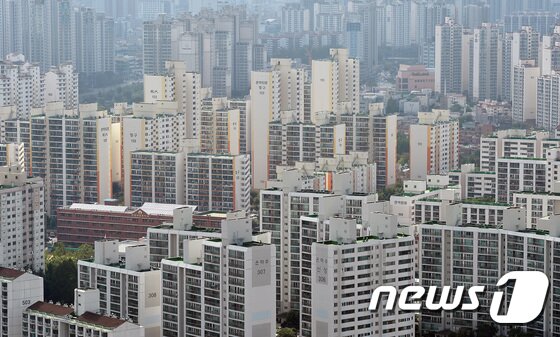 경기도내 공동주택의 9%인 29만3832세대가 지은 지 30년 이상된 노후 공동주택인 것으로 나타났다. 이 가운데 34.3%인 10만835세대는 관리주체가 없는 소규모 공동주택이어서 시설보수에 어려움이 많은 것으로 나타났다.(자료사진)/뉴스1 © News1 이재명 기자