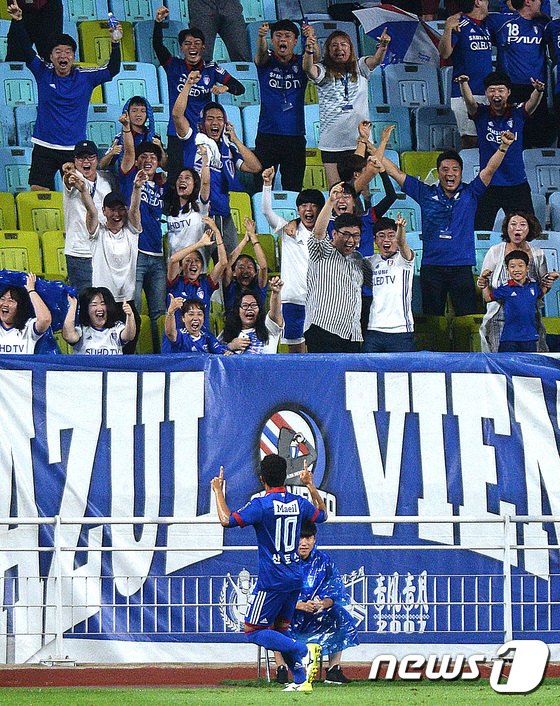 (수원=뉴스1) 오장환 기자 = 9일 오후 경기도 수원시 팔달구 수원월드컵경기장에서 열린 KEB하나은행 FA컵 8강 수원 삼성과 광주FC의 경기에서 수원 산토스가 동점골을 성공시킨 …