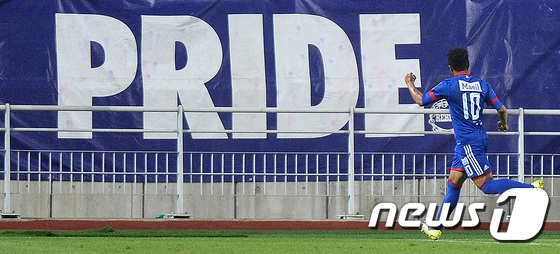 (수원=뉴스1) 오장환 기자 = 9일 오후 경기도 수원시 팔달구 수원월드컵경기장에서 열린 KEB하나은행 FA컵 8강 수원 삼성과 광주FC의 경기에서 수원 산토스가 동점골을 성공시킨 …