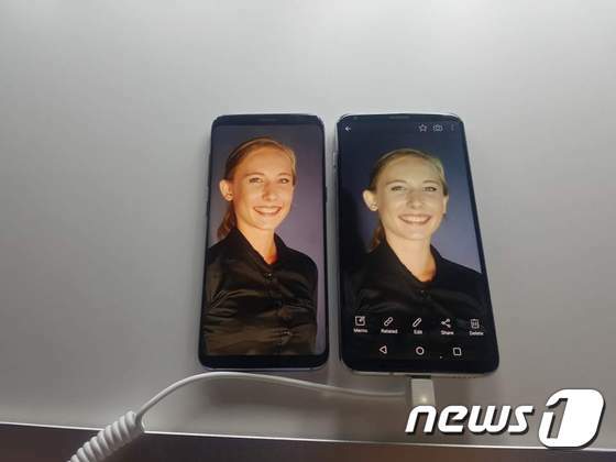 본문 이미지 - '삼성 갤럭시S8'(왼쪽)과 'LG V30'(오른쪽)의 카메라로 각각 같은 장소에서 같은 모델을 촬영했다. ⓒ News1 장은지 기자ⓒ News1