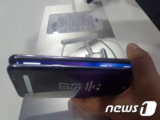 본문 이미지 - 삼성 갤럭시S8'(앞쪽)과 'LG V30'(뒷쪽)의 옆면을 비교한 모습. ⓒ News1 장은지 기자ⓒ News1