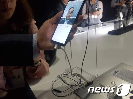 본문 이미지 - LG전자가 31일(현지시간) 독일 베를린에서 차기 전략 스마트폰 'LG V30'를 공개했다.  사진은 얼굴인식으로 잠금해제를 시연하는 모습. ⓒ News1 장은지 기자