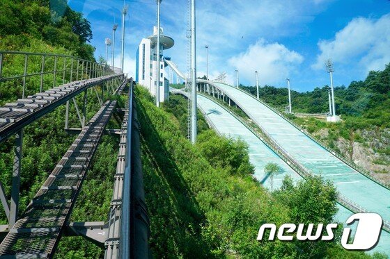 본문 이미지 - 알펜시아 스키점프센터. 모노레일을 타고 올라가면서 본 스키점프대의 모습. 관광공사 제공 ⓒ News1