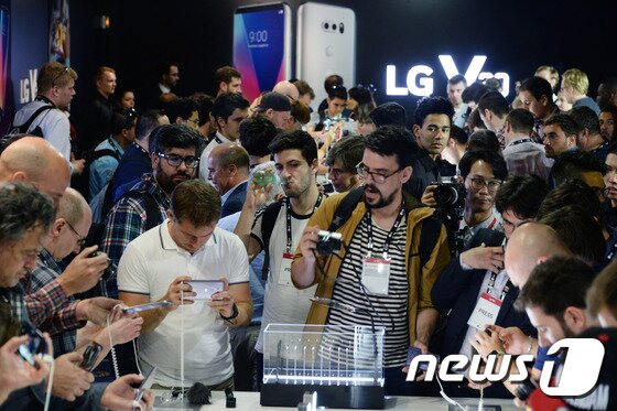 본문 이미지 - LG전자는 글로벌 3대 IT전시회 ‘IFA 2017’ 개막을 하루 앞두고 세계인의 이목이 집중된 가운데 베를린 시내 마리팀 호텔(Maritim Hotel)에서 LG V30를 공개했다.  국내외 언론과 이동통신 사업자 등 IT 관계자 700여 명이 참석한 이번 공개 행사는 페이스북, 유튜브 등 SNS를 통해 전 세계에 생중계됐다.(LG전자 제공)ⓒ News1
