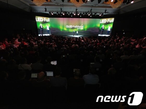 본문 이미지 - LG전자는 글로벌 3대 IT전시회 ‘IFA 2017’ 개막을 하루 앞두고 세계인의 이목이 집중된 가운데 베를린 시내 마리팀 호텔(Maritim Hotel)에서 LG V30를 공개했다.  국내외 언론과 이동통신 사업자 등 IT 관계자 700여 명이 참석한 이번 공개 행사는 페이스북, 유튜브 등 SNS를 통해 전 세계에 생중계됐다.(LG전자 제공)ⓒ News1