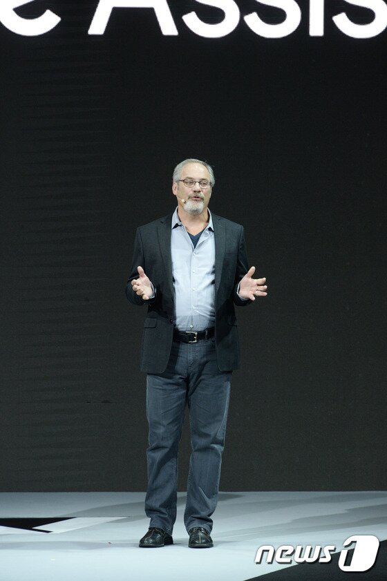 본문 이미지 - LG전자는 글로벌 3대 IT전시회 ‘IFA 2017’ 개막을 하루 앞두고 베를린 시내 마리팀 호텔(Maritim Hotel)에서 LG V30를 공개했다.  구글 엔지니어링 어시스턴트 스콧 허프만 부사장이 LG V30를 소개하고 있다. (LG전자 제공) ⓒ News1