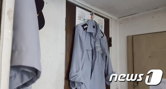 본문 이미지 - 1일 오전 서울 강남구의 한 주공아파트단지 경비실에 무궁화 견장이 달린 여분의 경비복이 걸려 있다.  2017.9.1/뉴스1 ⓒ News1