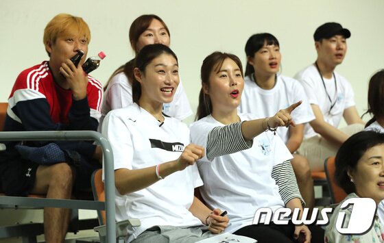 본문 이미지 - '배구 여제' 김연경(29·중국 상하이)이 10일 오후 경기도 안산시 안산상록수체육관에서 열린 '2017 김연경 유소년 컵대회'에서 결승전 경기를 관전하고 있다.  2017.9.10/뉴스1 ⓒ News1 오장환 기자