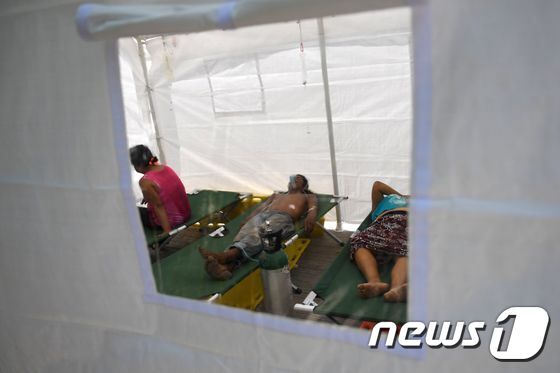 본문 이미지 - 지진 피해를 입은 멕시코 오악사카주 후치탄 데 사라고사 해양 지역 주민들이 대피소에서 치료를 받고 있다. ⓒ AFP=뉴스1