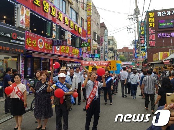 본문 이미지 - 영화 '청년경찰'의 상영중지와 공식사과를 촉구하는 중국동포 및 대림동 주민들이 풍선과 국화꽃을 들고 서울 영등포구 대림동 거리를 행진하고 있다. 풍선은 '중국동포 사회에 새 희망을 불어넣자'는 취지를, 국화꽃은 '한국영화가 중국동포사회를 말살하고 있다'는 의미를 상징한다.(청년경찰 상영금지 촉구 대림동 중국동포·지역민 공동대책위원회 제공) ⓒ News1