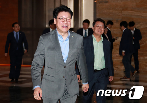 본회의장 향하는 장제원 자유한국당 의원