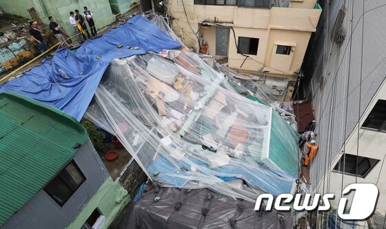 본문 이미지 - 11일 오후 부산지역 집중호우로 중구 동광동 주택 3채가 무너졌다. 119구조대원이 주택 붕괴로 고립되었던 주민을 대피시키고 있다.2017.9.11/뉴스1 ⓒ News1 여주연 기자