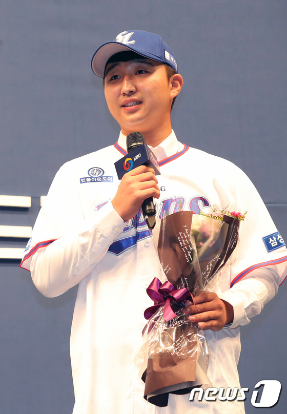 (서울=뉴스1) 송원영 기자 = 11일 서울 중구 웨스틴조선호텔 그랜드볼룸에서 열린 '2018 KBO 신인 드래프트'에서 한양대 최재흥이 삼성 라이온즈 1차 지명 소감을 밝히고 있 …