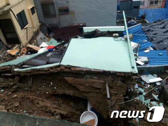 본문 이미지 - 11일 오후 부산지역 집중호우로 중구 동광동 주택 3채가 무너졌다. 부산 지역은 이날 오전 7시쯤부터 시간당 80mm가 넘는 폭우가 쏟아졌다. (부산소방본부제공) 2017.9.11/뉴스1 ⓒ News1 여주연 기자