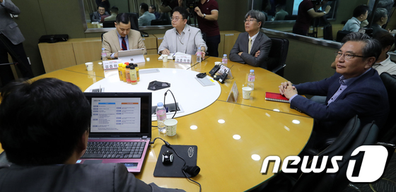 (서울=뉴스1) 이재명 기자 = 11일 오후 서울 강남구 한국리서치에서 한규섭, 김석호 신고리공론화위 검증위원과 이윤석, 김영원 공론화위원, 김춘석 한국리서치 상무가 참여한 가운데 …