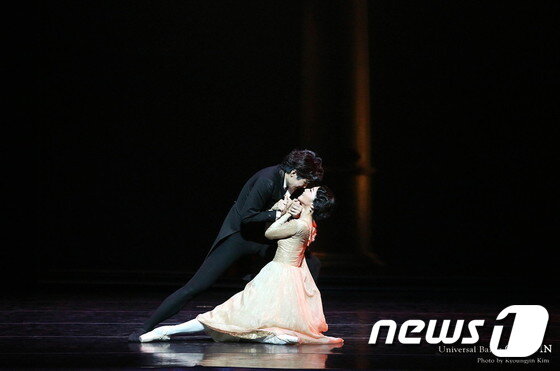 본문 이미지 - 2013 오네긴 3막 회환파드되 황혜민 (오른쪽) 엄재용 ⓒ유니버설발레단 