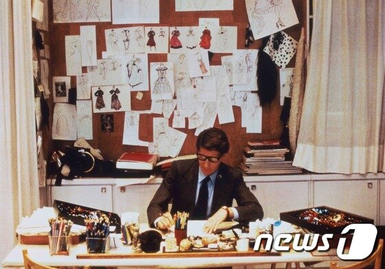 본문 이미지 - 이브 생 로랑의 생애 모습. 파리관광안내사무소 제공.ⓒ News1