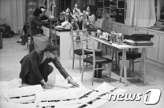 본문 이미지 - 스튜디오에서 작업 중인 이브 생 로랑. 파리관광안내사무소.ⓒ News1