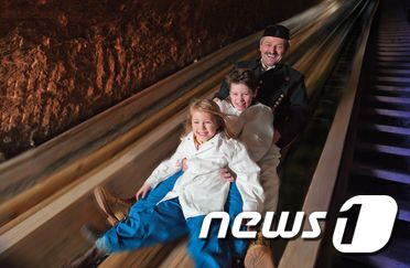 본문 이미지 - 잘츠부르크 소금광산에서 광부들이 탔던 슬라이드 ⓒ News1