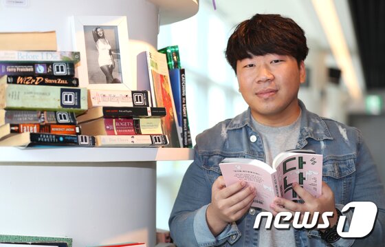 본문 이미지 - 이환천 SNS시인이 12일 오전 서울 상암동에 위치한 카페에서 뉴스1과 인터뷰를 하고 있다. 2017.9.12/뉴스1 ⓒ News1 임준현 인턴기자