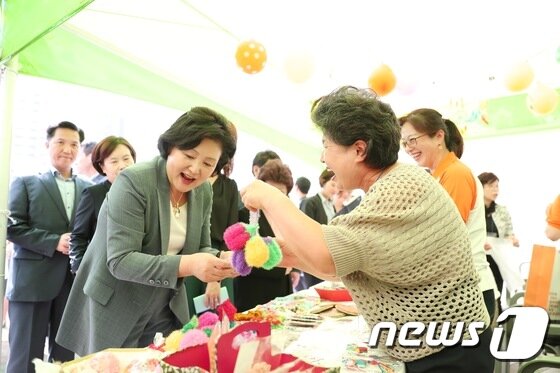본문 이미지 - 문재인 대통령의 부인 김정숙 여사가 12일 오전 서울 중구 서울광장에서 열린 '서울시치매관리사업 10주년 기념행사' 행사 치매 어르신 운영 바자회부스에서 물건을 고르고 있다. (청와대) 2017.9.12/뉴스1 ⓒ News1 이광호 기자