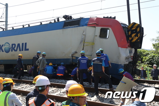 (양평=뉴스1) 허경 기자 = 13일 새벽 4시 50분께 경기 양평군 경의중앙선 원덕~양평 사이 구간에서 시운전 중인 열차가 앞서 달리던 열차를 추돌하는 사고가 발생했다. 철도청 …