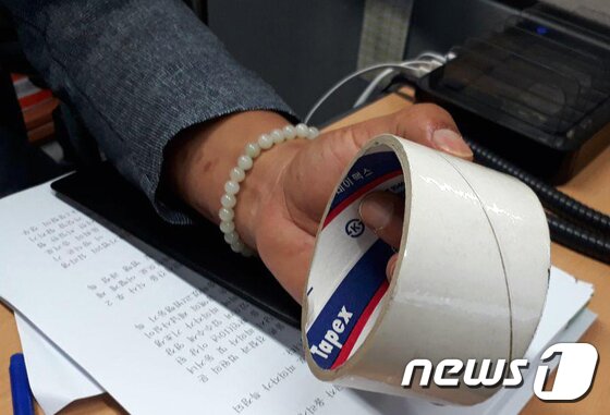 본문 이미지 - 지난해 미제사건 수사팀장이 박스 테이프 사용 재연모습