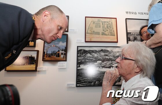 본문 이미지 - 6.25전쟁 당시 의료진으로 부산을 찾았던 스웨덴 참전용사와 가족들이 부산  동아대학교 부민캠퍼스 석당미술관에서 열린 &#39;서전병원 사진전 개막식&#39;에 참석해 사진을 보며 대화를 나누고 있다.  2017.9.13/뉴스1 ⓒ News1