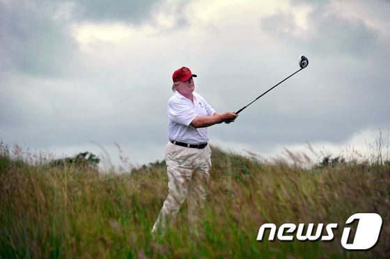 본문 이미지 - 트럼프 대통령이 자신 소유의 골프클럽에서 골프를 치고 있다. ⓒ AFP=뉴스1