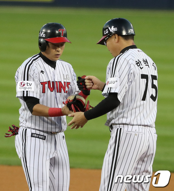 (서울=뉴스1) 임세영 기자 = 13일 오후 서울 송파구 잠실야구장에서 열린 2017 프로야구 타이어뱅크 KBO 리그 롯데 자이언츠와 LG 트윈스의 경기 1회말 LG 선두타자 안익 …