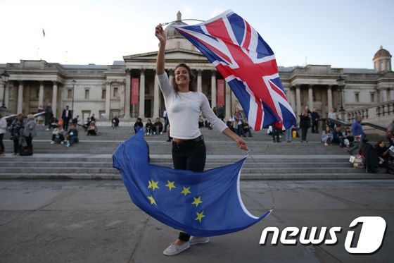 (런던 AFP=뉴스1) 우동명 기자 = 13일 (현지시간) 영국 런던 트라팔가 광장에서 EU 잔류 지지 시민이 영국 국기와 EU기를 흔들고 있다.ⓒ AFP=뉴스1