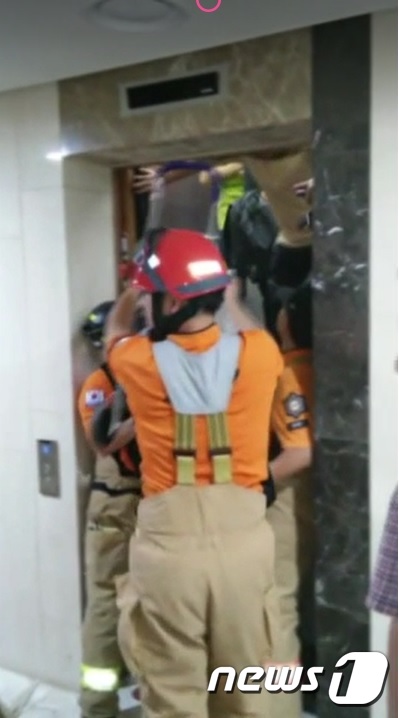 119소방대원이 정전으로 인해 엘리베이터에 갇힌 주민들을 구조하고 있다.(부산 소방본부 제공) © News1