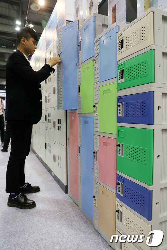 (고양=뉴스1) 민경석 기자 = 14일 오후 경기도 고양시 일산 킨텍스 2전시장에서 열린 유통박람회 '2017 케이샵(K Shop 2017)'을 찾은 관람객들이 무인 택배함을 살펴 …