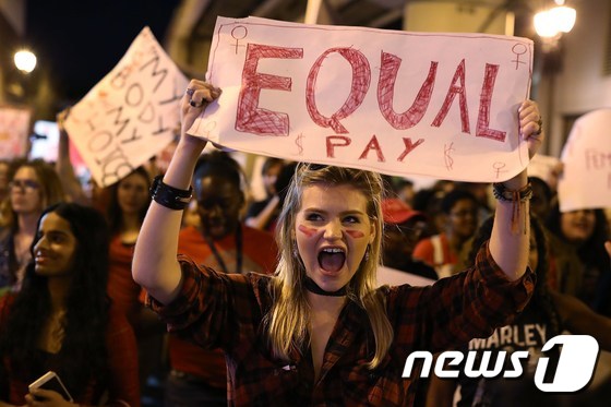미국 마이애미에서 임금평등을 주장하는 집회에 참여한 한 시민. © AFP=뉴스1