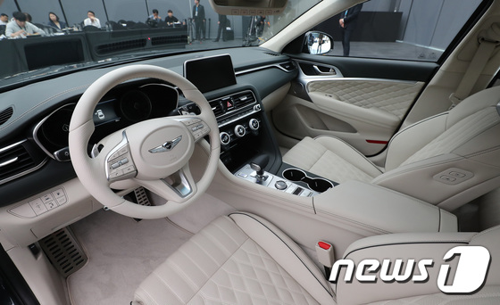 (화성=뉴스1) 오장환 기자 = 15일 오전 경기도 화성시 현대연구소 내 디자인센터에서 공개된 제네시스 G70 차량 내부.제네시스 G70은 우아하면서도 역동적인 중형 럭셔리 세단으 …