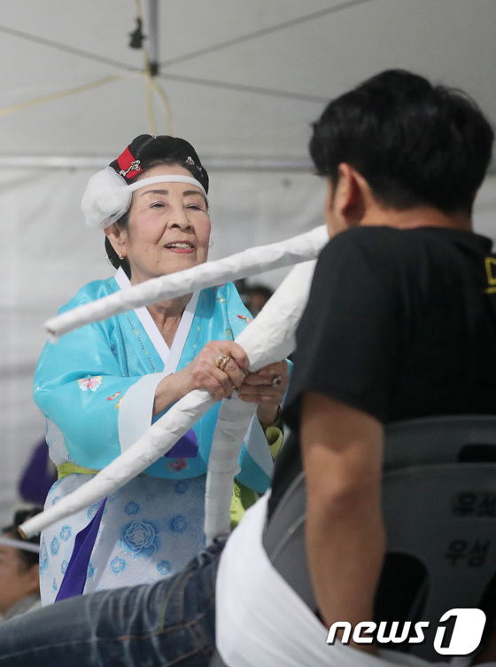 (울산=뉴스1) 이윤기 기자 = 15일 울산 북구 제전마을에서 열린 ‘2017 한국민속학자대회’에서 ‘동해안 광인굿’이 연행되고 있다. 57년만에 복원되는 ‘동해안 광인굿’은 미친 …