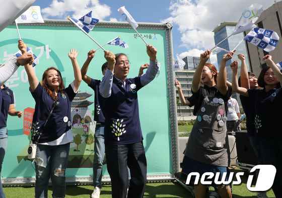 (서울=뉴스1) 허경 기자 = 박원순 서울시장이 17일 서울 광화문 세종대로에서 열린 도농상생장터 '청년농부대전'를 찾아 청년농부들과 춤을 추고 있다. 2017.9.17/뉴스1