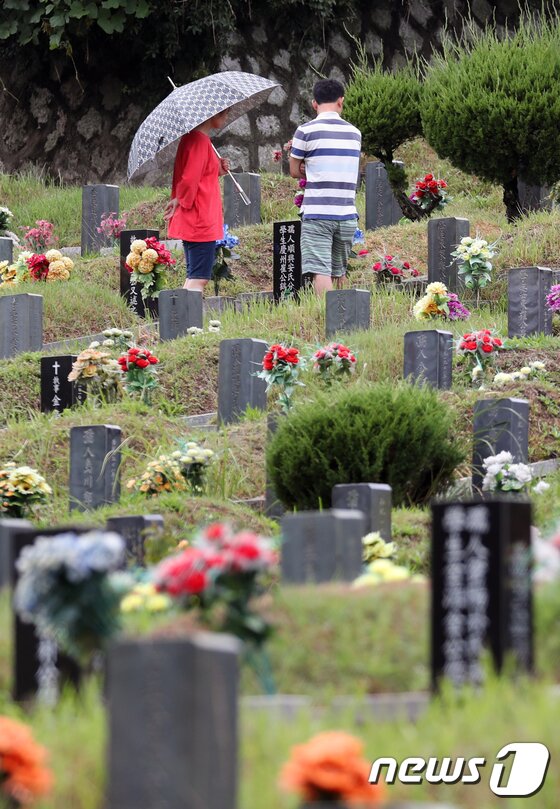 본문 이미지 - 17일 오전 부산 금정구 영락공원을 찾은 성묘객들이 추석을 앞두고 조상의 묘를 찾고 있다. (뉴스1 DB)2017.9.17/뉴스1 