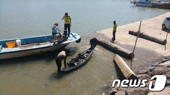 본문 이미지 - 17일 오전 10시25분께 충남 보령 독산해수욕장 인근 해상에서 전복된 카약(보령해양경찰서 제공)ⓒ News1