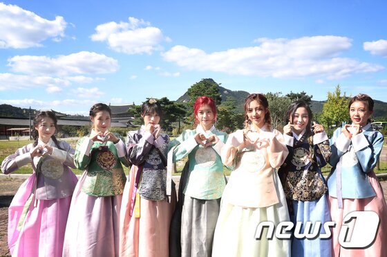 본문 이미지 - 2017.9.15. 경복궁. 걸그룹 드림캐쳐 한복 인터뷰. ⓒ News1 권현진 기자