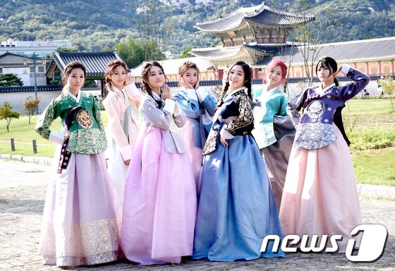 본문 이미지 - 2017.9.15. 경복궁. 걸그룹 드림캐쳐 한복 인터뷰. ⓒ News1 권현진 기자