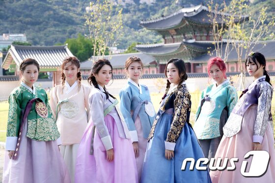 본문 이미지 - 2017.9.15. 경복궁. 걸그룹 드림캐쳐 한복 인터뷰. ⓒ News1 권현진 기자