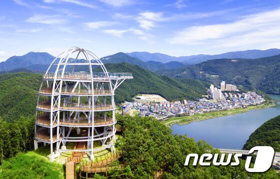 본문 이미지 - 단양 만천하 스카이 워크와 대명 리조트 단양(대명레저산업 제공) ⓒ News1