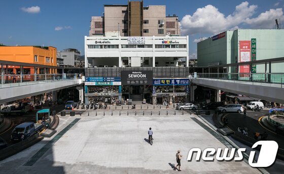 본문 이미지 - '다시세운 프로젝트'를 통해 대대적인 리모델링을 마치고 지난해 9월 개장한 세운상가. 2017.9.18/뉴스1 ⓒ News1 성동훈 기자