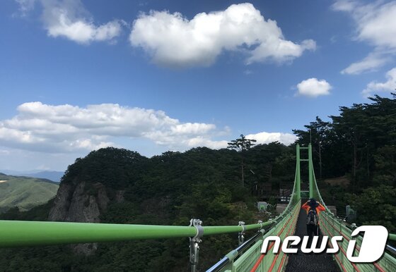 본문 이미지 - 경북 봉화군 청량산을 찾은 등산객들이 구름다리를 건너 푸른 가을하늘로 걸어가고 있다./뉴스1