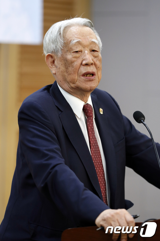 (서울=뉴스1) 안은나 기자 = 강인덕 전 통일부 장관이 18일 오후 서울 여의도 국회의원회관에서 열린 '위성지도를 활용한 이산가족 고향찾기 과제와 지원방안' 세미나에서 축사를 하 …