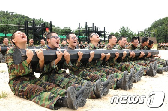 (서울=뉴스1) = 해군 643기 훈련병들이 야전교육대에서 목봉체조를 통해 전우들과의 단결력과 협동심을 배양하고 있다. (해군 교육사령부 제공) 2017.9.18/뉴스1