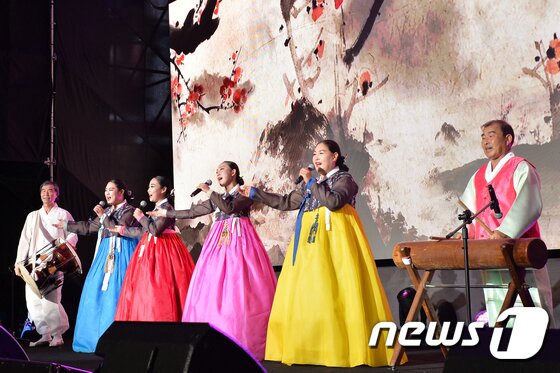 본문 이미지 - 정선군립아리랑예술단 상임소리팀원들이 지난 17일 대만 타이베이 신광 미츠코시 백화점 야외광장에서에서 열린 강원의 날 홍보전 ‘2018 평창! 동남아 로드쇼’에서 정선아리랑 소리공연을 펼치고 있다. 정선군은 19일까지 2018 평창동계올림픽 개최지인 강원도와 정선군의 브랜드 이미지 제고를 위해 정선아리랑과 함께 동계올림픽 홍보 마케팅을 전개한다고 밝혔다. (정선군 제공) 2017.9.18/뉴스1 ⓒ News1 박하림 기자